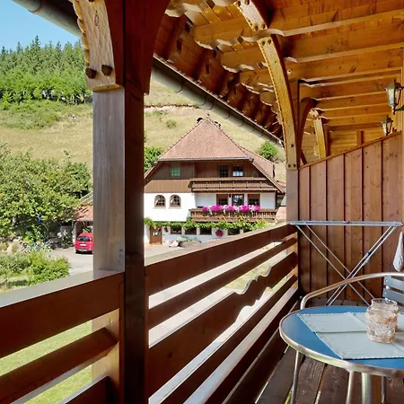 Holzbildhauer *